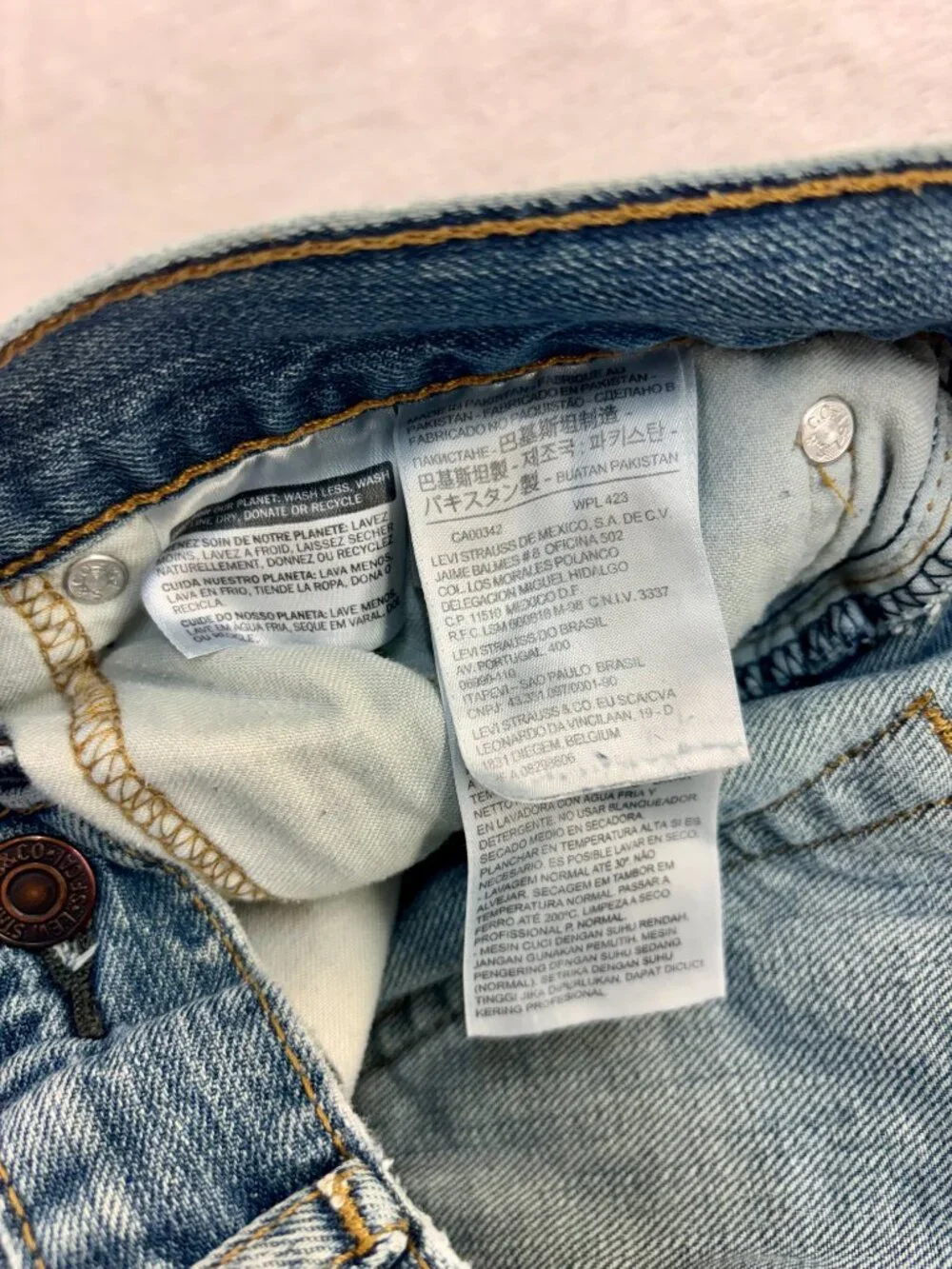 Levi's Men's Blue Jeans --- Straight Leg --- Size: 32 x 34 --- Great Condition!!